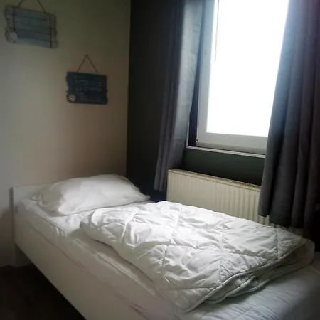 Het Dobbertje, Houten *
