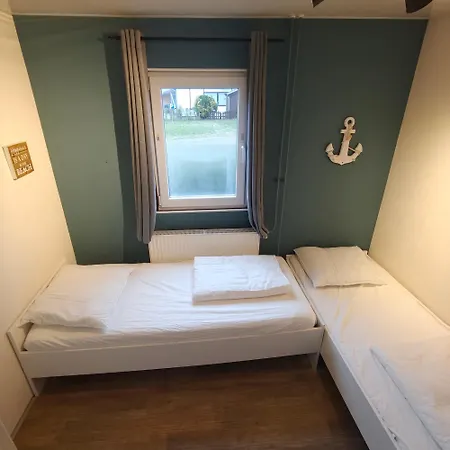 Het Dobbertje, Houten *