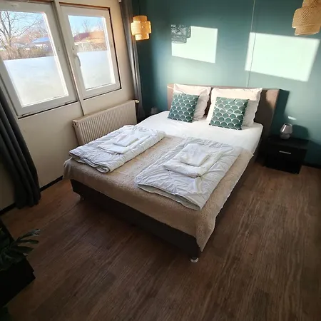 Het Dobbertje, Houten *